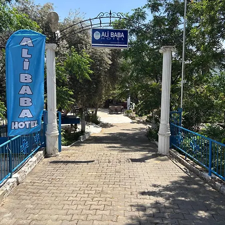 居姆贝特阿里巴巴酒店 2* 居姆贝特